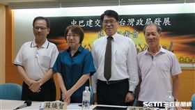 台灣民意基金會公布民調。（記者盧素梅攝）