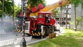 吊車僅並未使用專用墊板就直接開始作業。（圖／翻攝畫面）