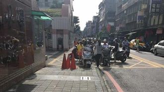 她攬熟睡兒單手騎車　道出機車族心酸