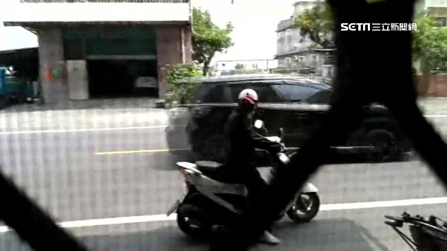 和親戚結怨！怪男清早門口放鞭炮示威