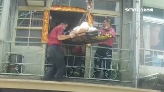 胖男無心跳　樓梯擠不過「吊掛」搶命