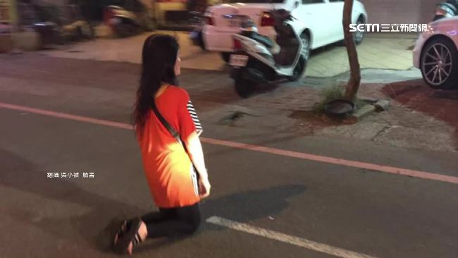 醉婦尋子跪馬路中　騎士急閃險撞