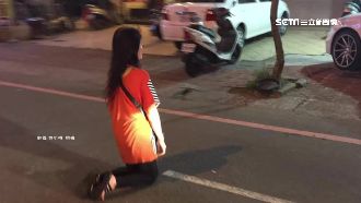 醉婦尋子跪馬路中　騎士急閃險撞