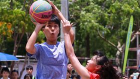 ▲HBL普門高中女將羅培儀無懼男大生單挑，奮力阻擋。（圖／純喫茶提供）