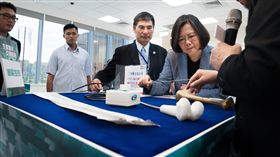 蔡英文總統參訪「新竹生醫產業及育成中心」。（總統府提供）