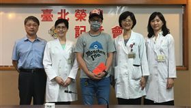 異物吹進眼竟染微孢子蟲　32歲男險瞎 圖／中央社