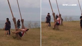 遊客「學猴」亂攀拍照　公共藝術毀了