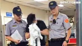 蒙古籍鋼巴特爾因太愛喝酒，限制住居期間帶著妻子前往信義區夜店狂歡，並伺機竊取女客的名牌包，不過這次被男友發現暗中報警，鋼巴特爾遭警方當場活逮（翻攝畫面）