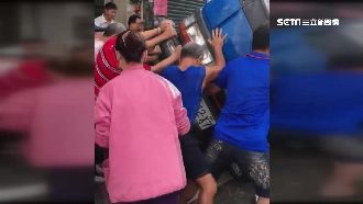 3老人遭壓車底　民眾合力翻車救人