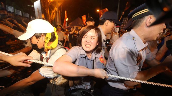 反年改團體扯拒馬衝立院　1員警送醫