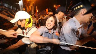 反年改團體扯拒馬衝立院　1員警送醫