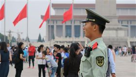 PM
六四27週年  天安門廣場武警盯防
「六四天安門事件」4日滿27週年，北京天安門廣場清
晨舉行升旗儀式，在場駐守的武警緊盯民眾一舉一動。
（民眾提供）
中央社記者尹俊傑北京傳真  105年6月4日