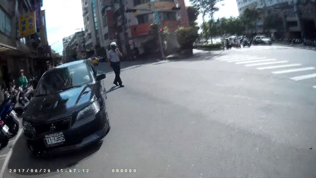 假穿鞋真落跑　毒蟲駕車自撞護欄遭逮
