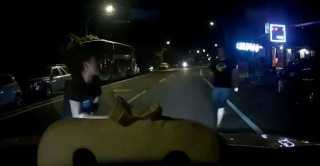 想尋死？男女吵架竟衝車道頭撞引擎蓋