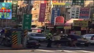 無視公權力！兩男當警面前持棍棒打人