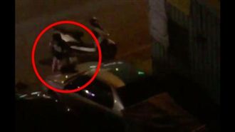 偷吃被抓包？！　男友街頭抓狂暴打女