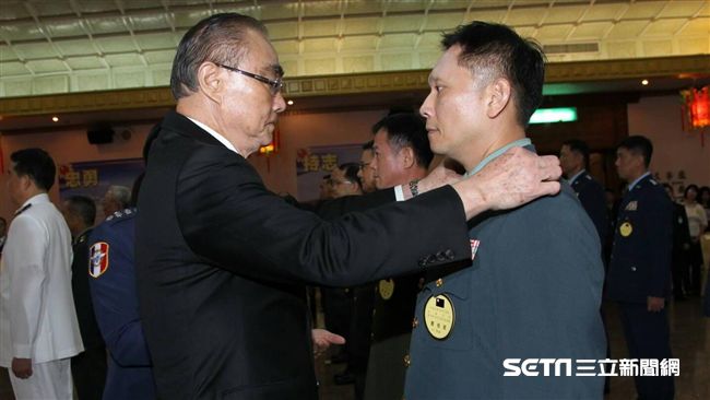 出席晉升授階　總統不握手改點頭致意