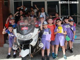 小小波麗士們參訪完後與警用重機開心合照。（圖／翻攝畫面）