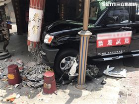 陳男疑似爆衝失控撞上一輛轎車再撞進宮廟導致樑柱斷裂。（圖／翻攝畫面）