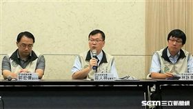 疾管署副署長莊人祥（中）表示，民眾因流感或類流感因素請假時，學校、公司行號勿要求提供快篩結果。（圖／記者楊晴雯攝）