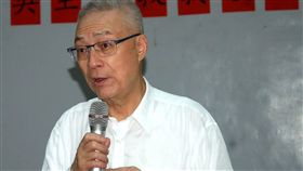 國民黨主席當選人、前副總統吳敦義，27日抵澎謝票，分別前往澎湖天后宮與馬公觀音亭2廟上香還願，感謝黨員在主席選舉時的支持與愛護，這個大家庭的「管家」，未來全黨要團結起來，承擔人民的付託。中央社  106年6月27日