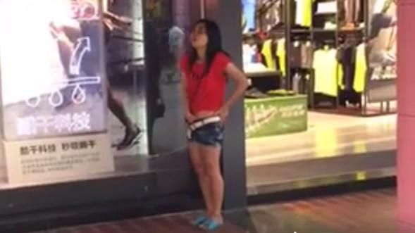 大街DIY「不斷抽動」　女陶醉閉眼