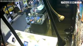 楊姓男店員在任職的通訊行接待客人時，自己的iPhone 7+置於桌上，遭路過的微胖男子伸手竊走，他憤而報警處理並PO文揪兇（翻攝自《爆料公社》）
