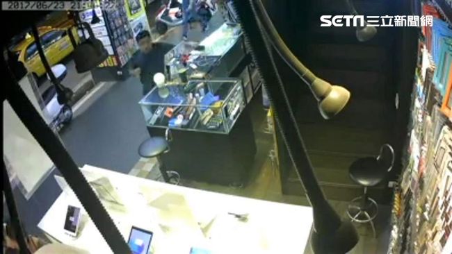 通訊行店員忙推銷　他將魔爪伸向櫃台