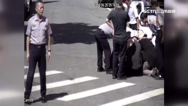 男童腳卡後輪痛哭　8暖警即刻救援