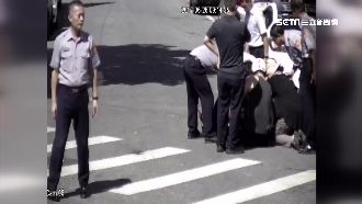 男童腳卡後輪痛哭　8暖警即刻救援