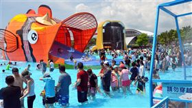 TD
宜蘭童玩節開幕（1）
2016宜蘭國際童玩藝術節2日開幕，吸引眾多遊客入園
戲水，享受夏日清涼。
中央社記者沈如峰宜蘭縣攝 105年7月2日