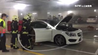 女在副駕駛座燒金紙　賓士車遭殃