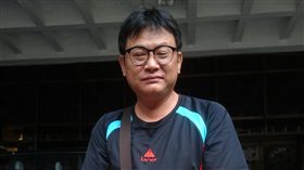 警開槍打死竊嫌遭訴 張景義：不用錢換無罪
北巿員警張景義3年前追捕黎姓竊嫌時，不慎開槍打死
黎，遭檢方起訴。台北地院27日開庭，張景義強調當初
用槍時機有正當性，賠償對方子女的金額還在討論，不
會用錢來換無罪。
中央社記者王揚宇攝　106年6月27日