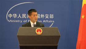 PM
駐厄代表處更名  陸重彈一中否認施壓
中華民國駐厄瓜多代表處日前更名「台北駐厄瓜多商務
處」。中國大陸外交部發言人陸慷（圖）27日說，對厄
瓜多以「一中」原則處理涉台議題表示「高度肯定和讚
賞」，並否認陸方施壓。
中央社記者尹俊傑北京攝  106年6月27日