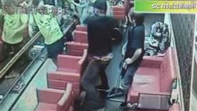 黑衣男砸店潑蟑螂　老闆淡定一隻隻拍掉（圖／翻攝畫面）