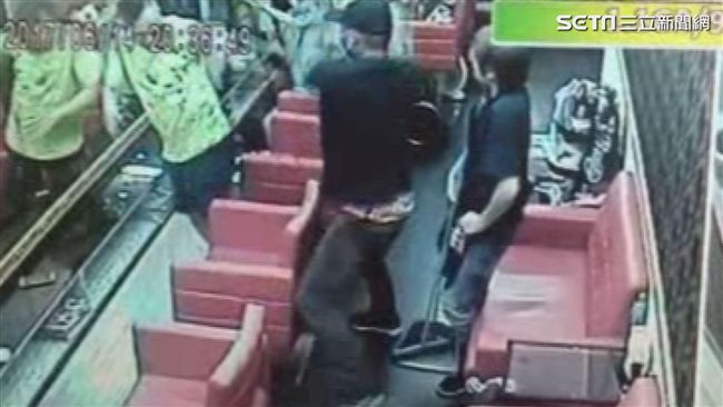 遭砸店潑蟑螂　老闆淡定一隻隻拍掉