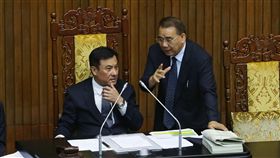 立法院臨時會院會27日處理「公立學校教職員退休資遣撫卹條例草案」，國民黨黨團總召廖國棟（右）上台與立法院長蘇嘉全（左）交換意見。／中央社