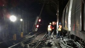 紐約地鐵急煞出軌 兩車廂撞牆釀34傷　（美聯社／達志影象）