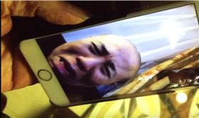 劉曉波妻子像友人哭訴，圖片截自YouTube影片
https://www.youtube.com/watch?v=wue0-9E8KnA