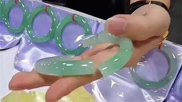試戴百萬玉鐲　手一滑碎了！大媽嚇昏