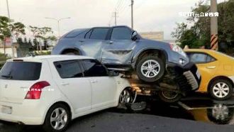 休旅車遭2車夾擊　 3車撞成疊疊樂