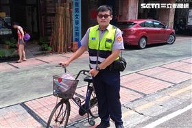 警員洪翌翔充當起兩津勘吉，將呂翁的單車平安送回家。（圖／翻攝畫面）
