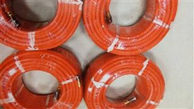 呂男行竊的風管及分裝接頭。（圖／翻攝畫面）