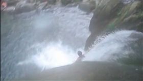 宜蘭南澳金岳瀑布，2男溺水命危。