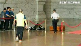 身體不適？熱到昏倒？中正紀念堂衛兵突然倒地⋯⋯