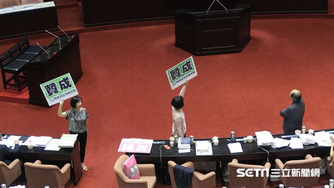 立院三讀教職年改　狼師條款過了