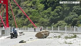 花蓮,新城,天祥,省道,台8線,中橫公路,172K,慈母橋,落石,碎石(翻攝畫面)