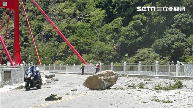 巨石狠砸封路　中橫慈母橋段恢復通行