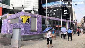 董姓少年前往飯店實習途中，搭乘手扶梯出站時偷拍呂姓熟女裙底風光，經後方男子善意提醒後，呂女才驚覺自己被偷拍，與路人合力將人扭送派出所（楊忠翰攝）