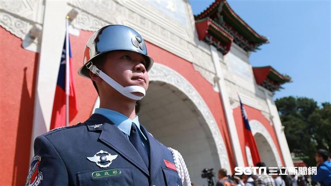 禮兵站哨暈眩　陸軍證實：久站腿麻